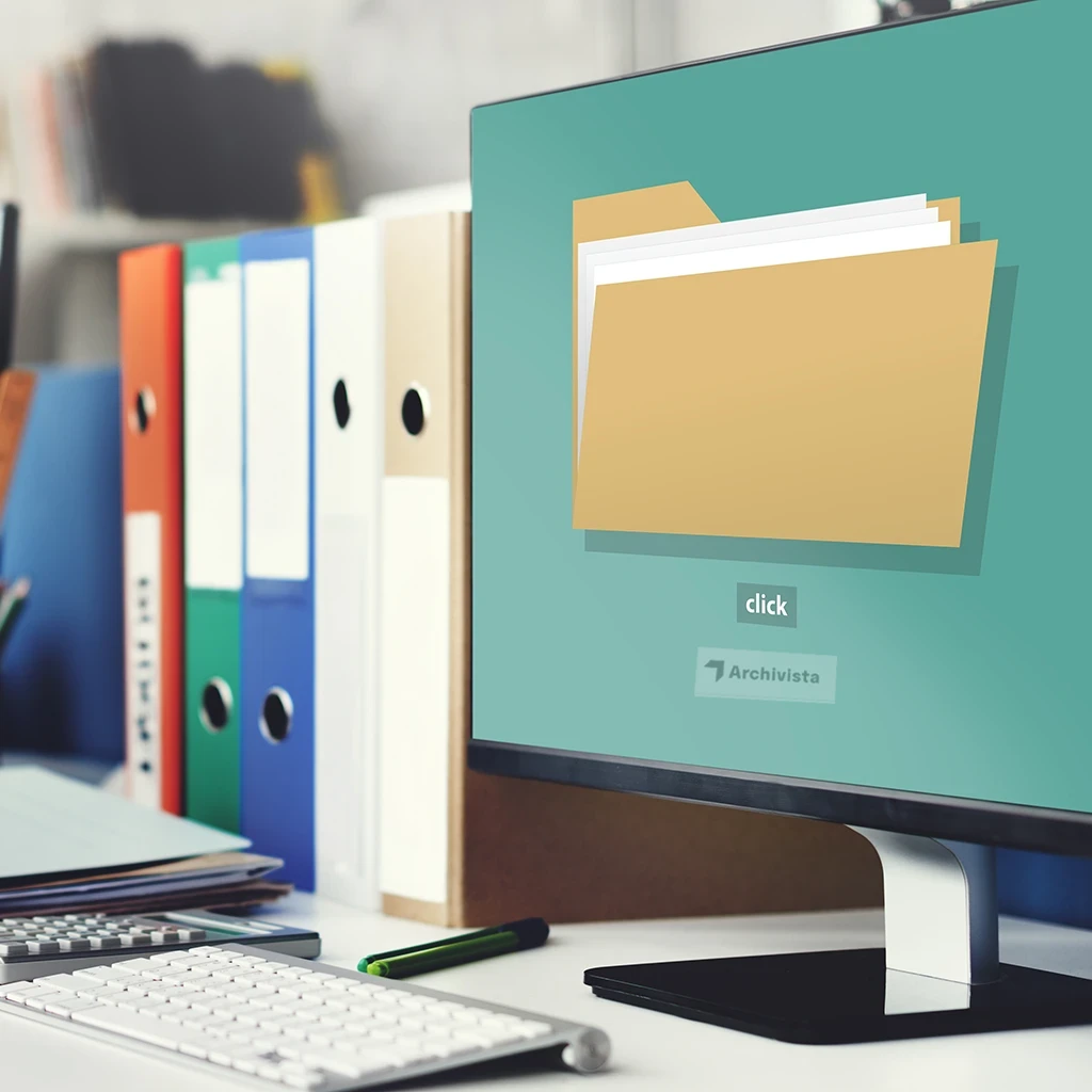 Cyfrowa transformacja dokumentacji kadrowej — ekran komputera z interfejsem programu Archivista prezentującym folder e-akt, obok tradycyjne segregatory biurowe